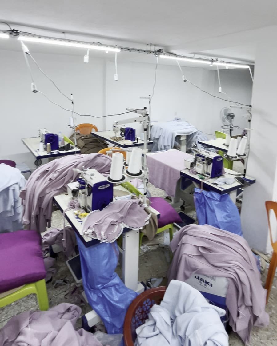 قطع ملابس بلون الليلك قيد التجميع